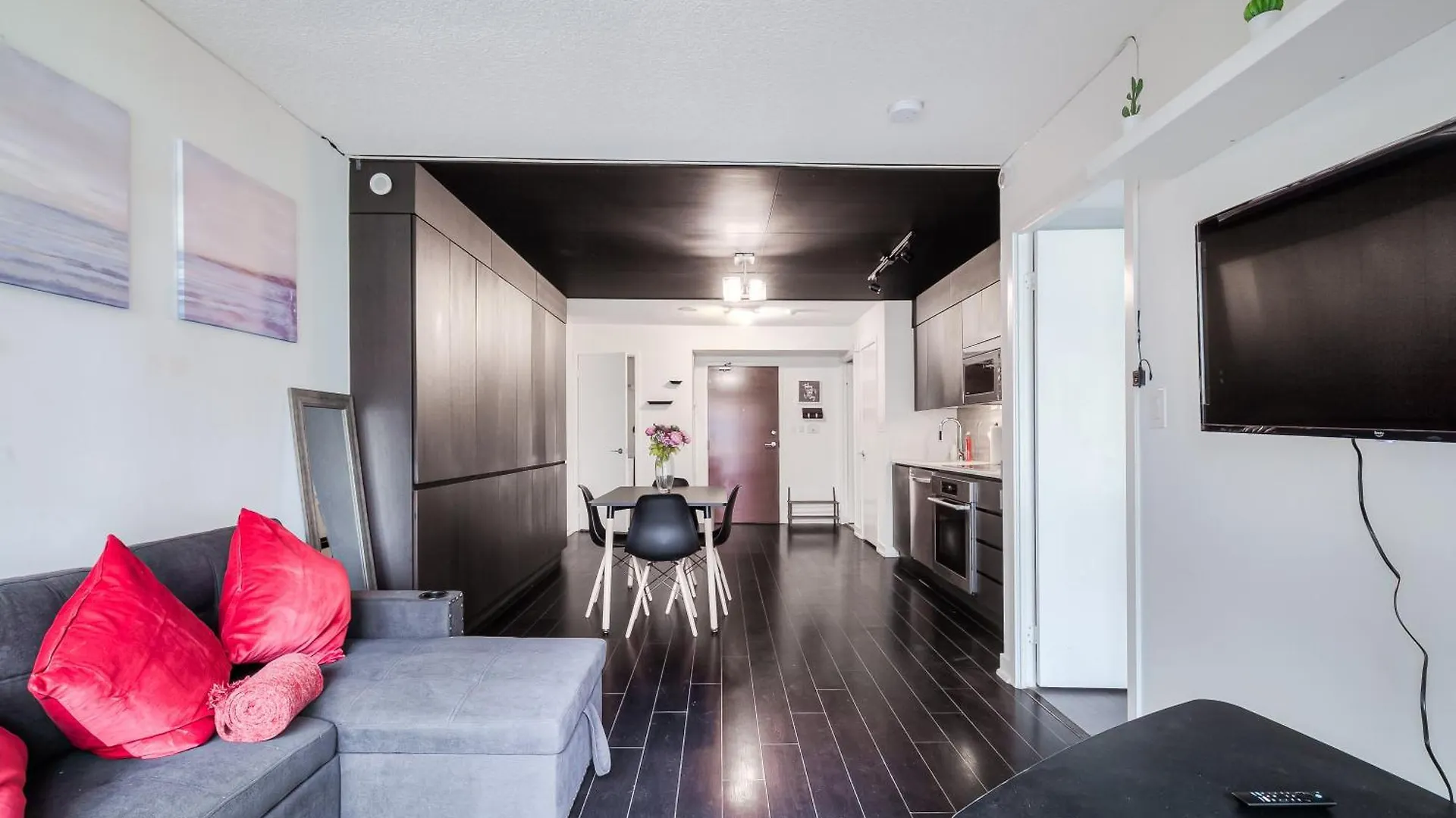 Modern Stylish Condo - 5 Min From Cn Tower Toronto Holiday home