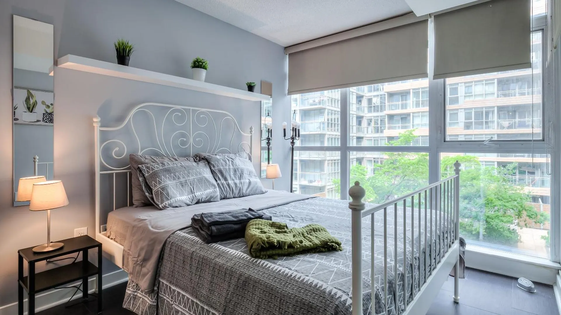 Modern Stylish Condo - 5 Min From Cn Tower Toronto Holiday home