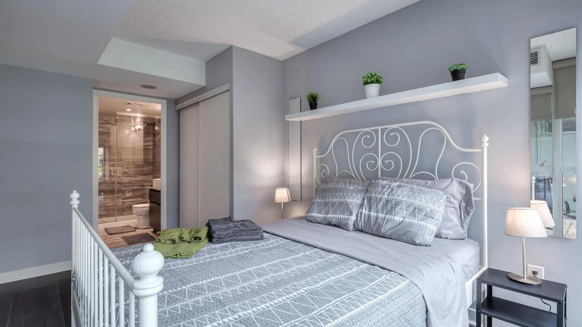 Modern Stylish Condo - 5 Min From Cn Tower Toronto Holiday home