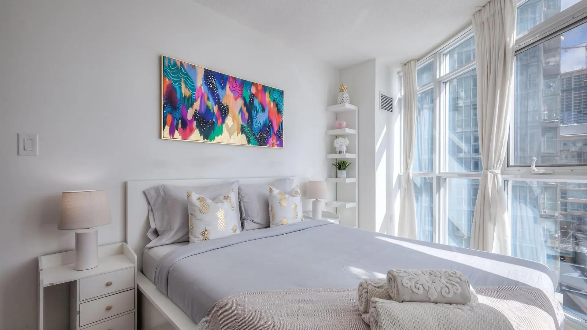 Modern Stylish Condo - 5 Min From Cn Tower Toronto Holiday home