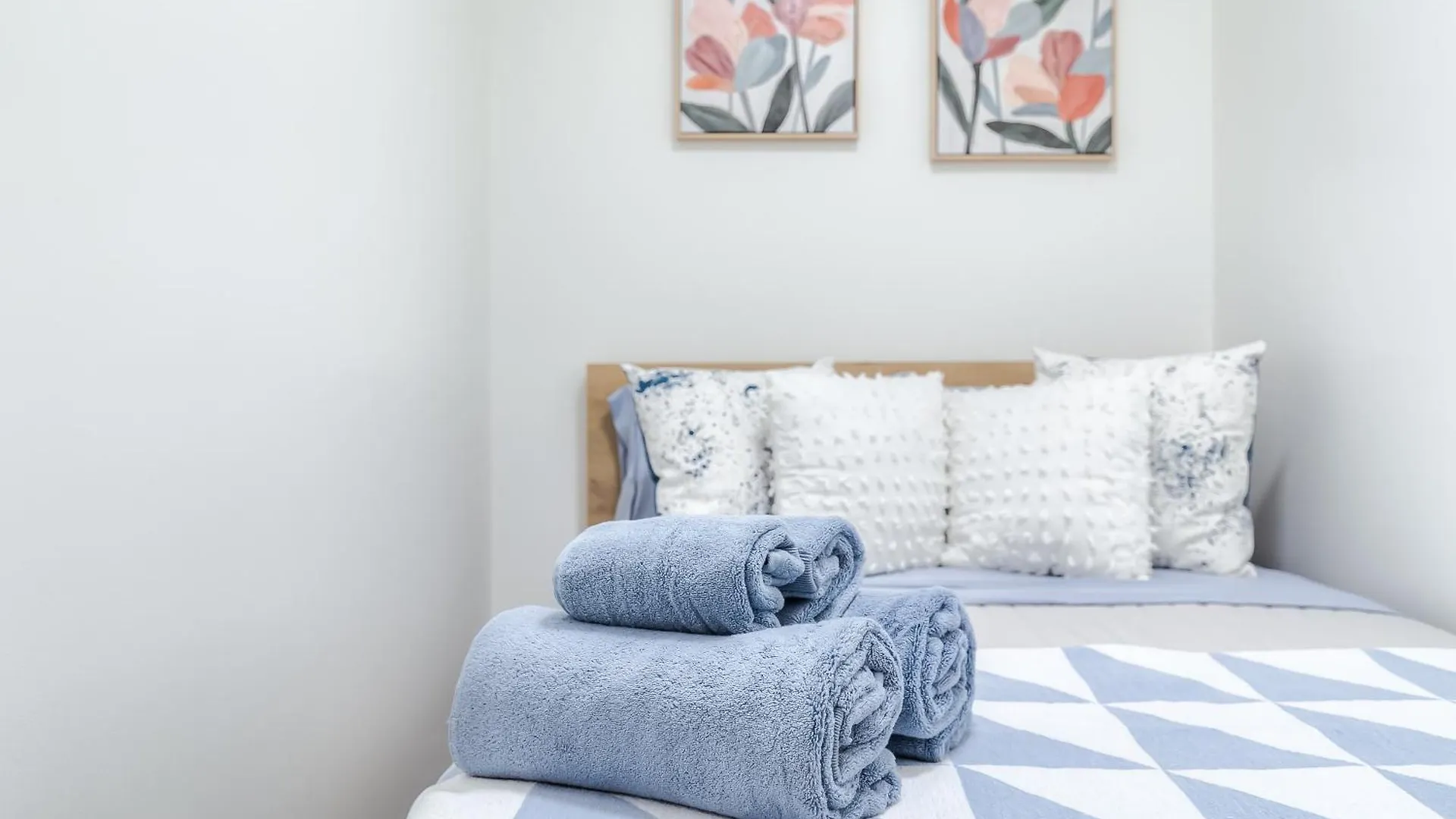Modern Stylish Condo - 5 Min From Cn Tower Toronto