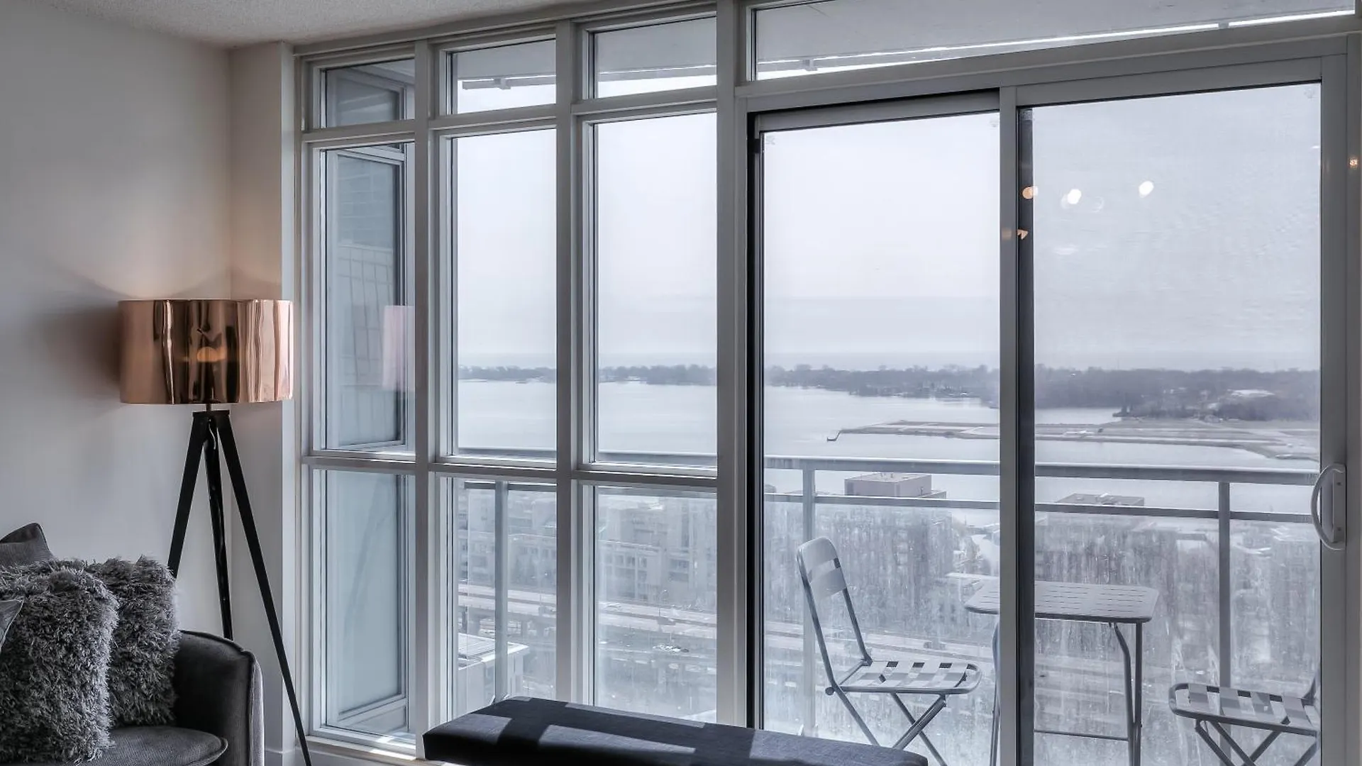 Modern Stylish Condo - 5 Min From Cn Tower Toronto Holiday home