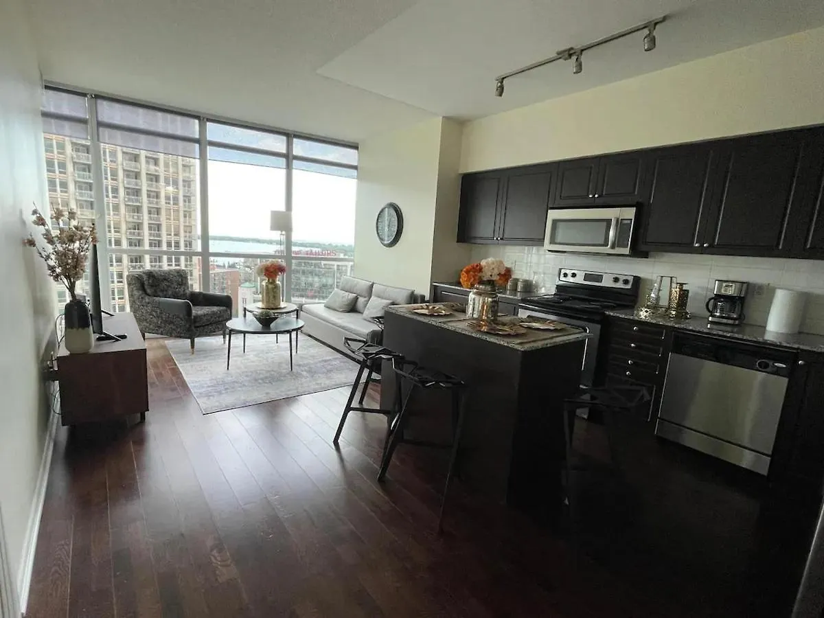 Modern Stylish Condo - 5 Min From Cn Tower Toronto Holiday home