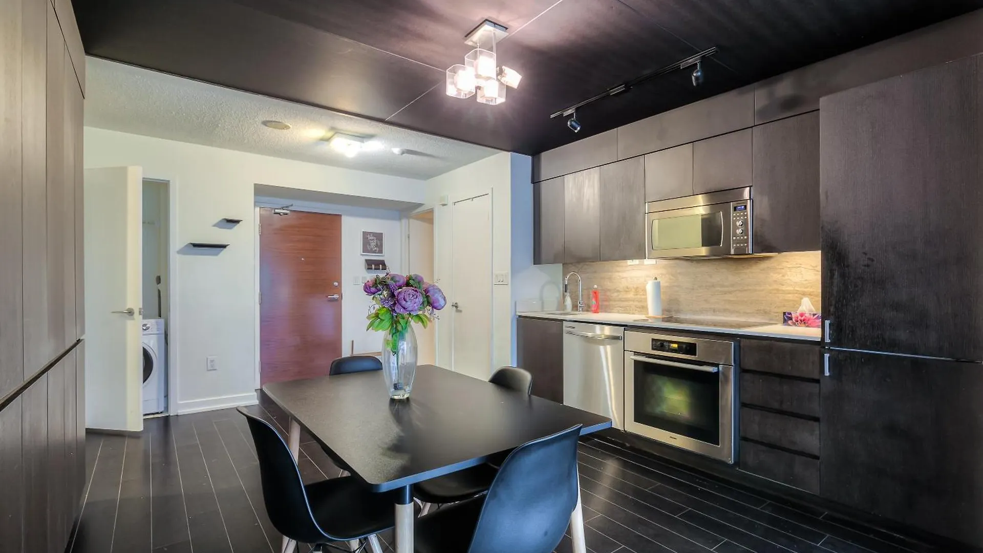 Modern Stylish Condo - 5 Min From Cn Tower Toronto