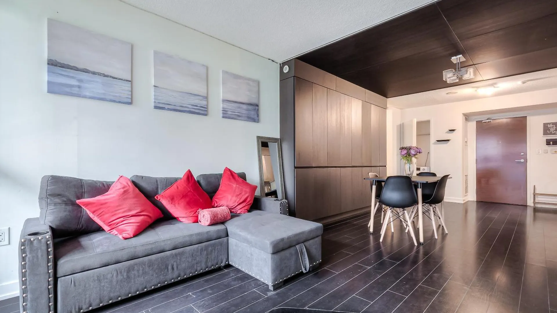 Modern Stylish Condo - 5 Min From Cn Tower contacts