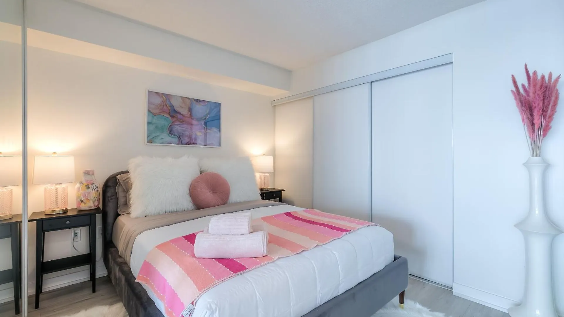 Hébergement de vacances Modern Stylish Condo - 5 Min From Cn Tower Toronto