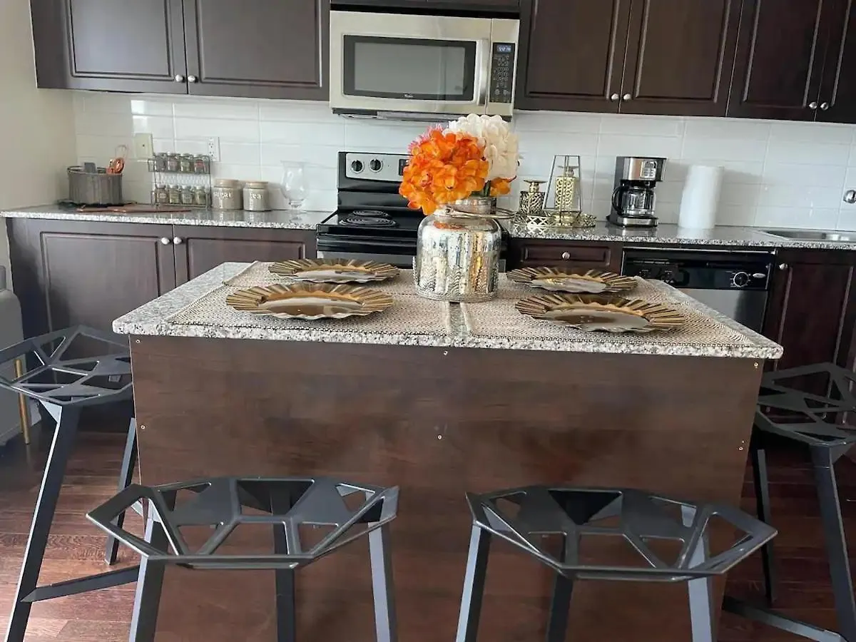 Modern Stylish Condo - 5 Min From Cn Tower Toronto