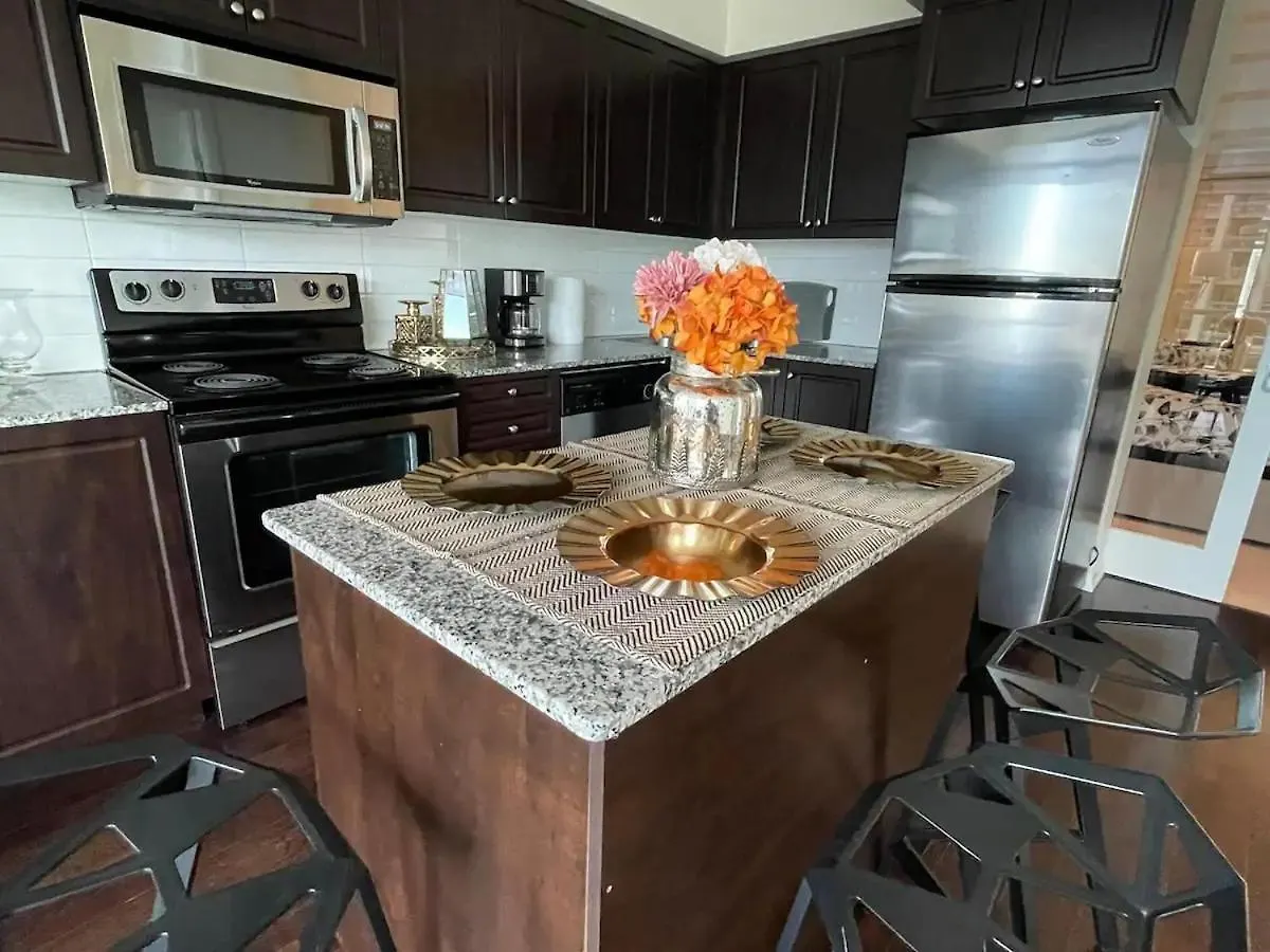 Modern Stylish Condo - 5 Min From Cn Tower Toronto